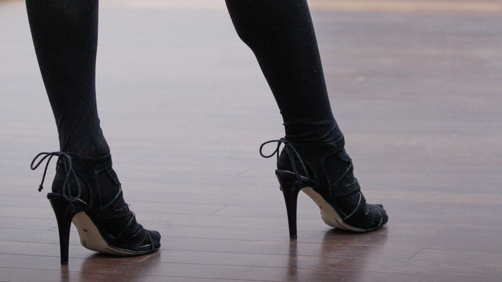 Честь Хабаровска отстаивал учитель на каблуках: Команде Вани Урганта понравилось. Судьбу танцора решили родители детей