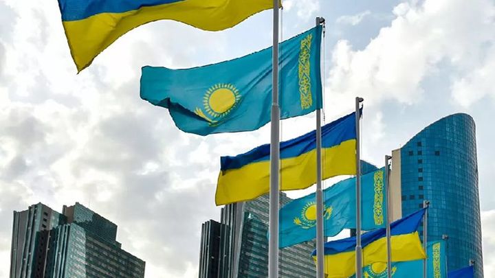 Казахстан передал в Украину 40 тонн гуманитарной помощи