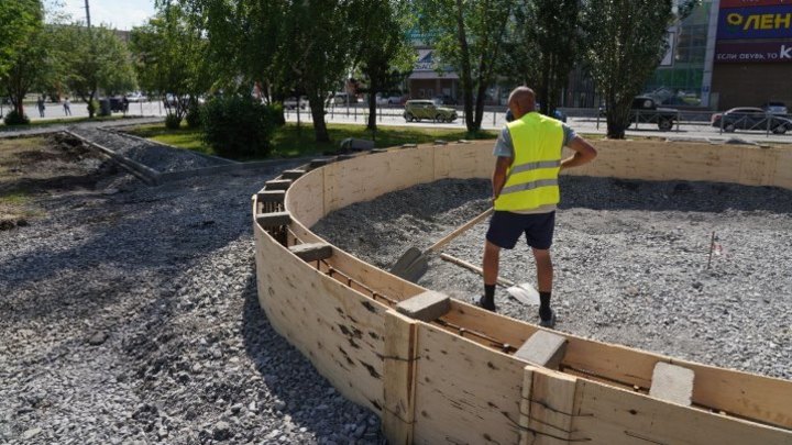 Мэр Кемерова показал ход ремонта сквера у торгового центра «Гринвич»