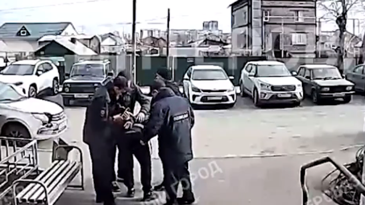 В Челябинске двое мужчин до смерти забили случайного прохожего у подъезда жилого дома