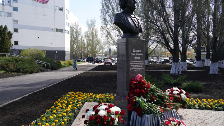 В Самаре открыли памятник первому директору шоколадной фабрики “Россия” Елена Шпаковой