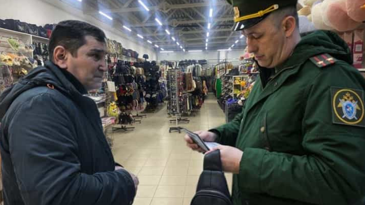 В Новосибирске в торговых центрах начали искать мигрантов-уклонистов