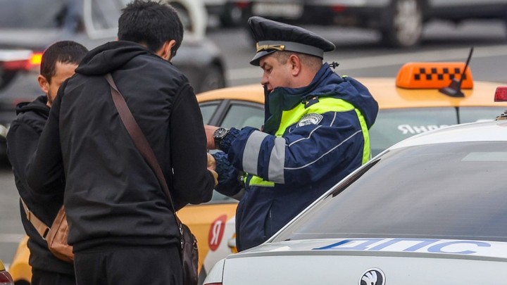 Под стражей 11 мигрантов, главарь - в розыске: В Петербурге начались облавы на хулиганов