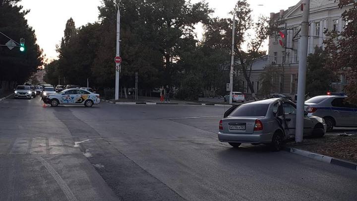 В Новочеркасске водитель Hyundai Accent врезался в опору ЛЭП и сбил пешехода