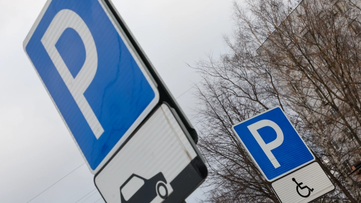 Водитель Ленд Крузера в Москве чуть не рухнул с многоэтажной парковки