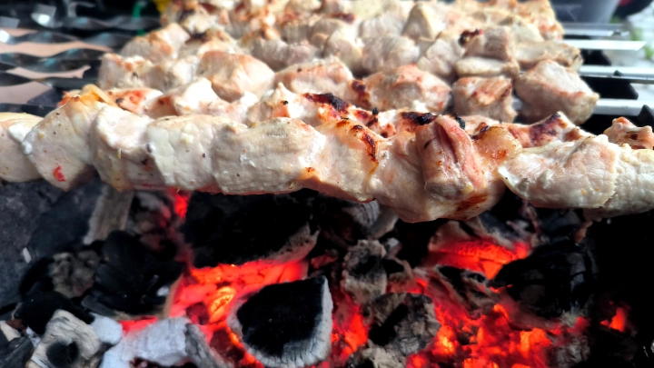 Названы четыре приметы испорченного магазинного шашлыка