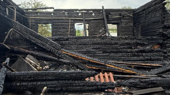 Жители Подмосковья несут цветы к месту гибели пятерых детей в пожаре