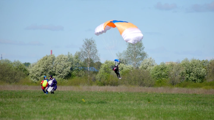 Три тысячи метров свободного падения: Парашютист из Британии обманул смерть Три тысячи метров свободного падения: Парашютист из Британии обманул смерть
