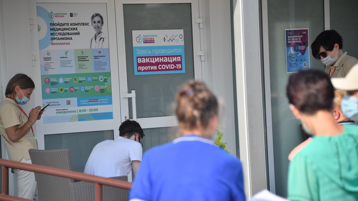 Жители Екатеринбурга приходят на вакцинацию в Мегу к шести утра