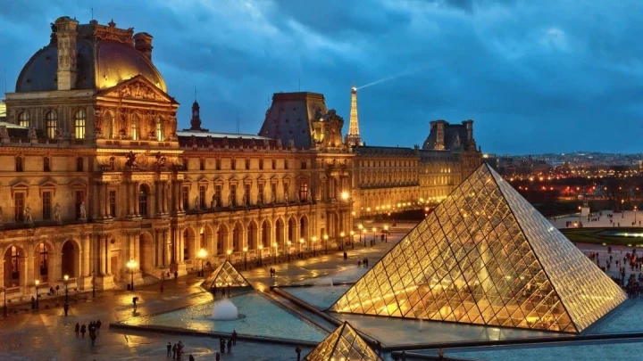 На Неделе моды в Париже модель шокировала откровенным нарядом: подробности