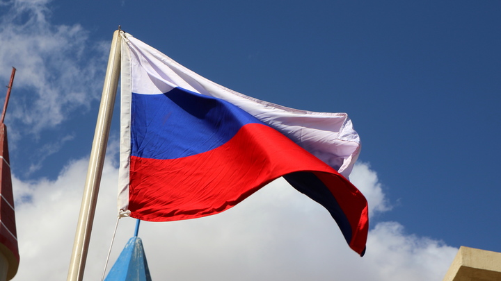 Самарская полиция опровергла факт кражи неизвестными флагов России с площади