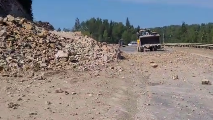 Сотрудники ГИБДД сняли на видео последствия взрывов на трассе М-5 в Челябинской области