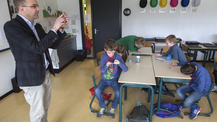 Буду плеваться: В голландской школе не захотели желать русским добра
