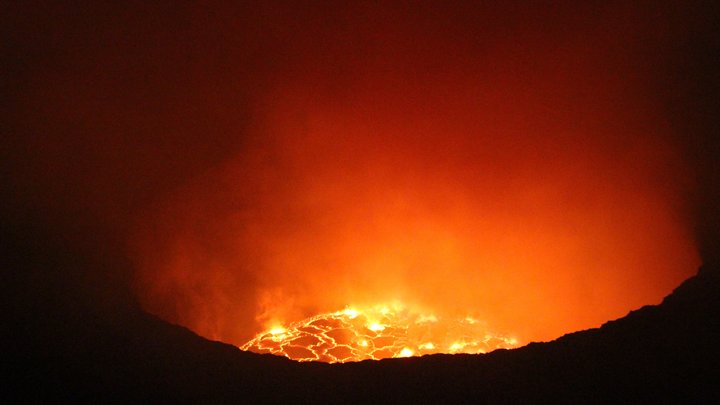 Извержение вулкана в Африке попало на видео: Электричество отключилось, люди в панике