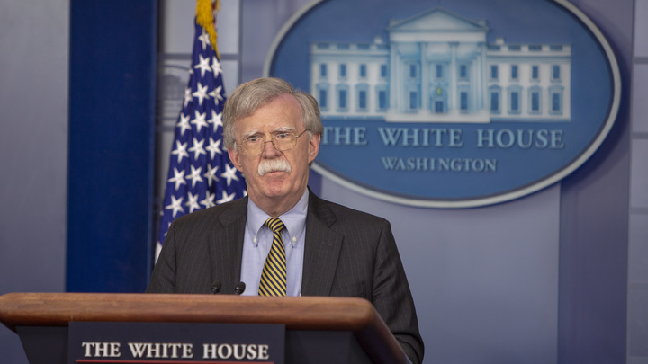 Болтон без ветвей: Советник Трампа не нашел ответа на символичный упрек Путина