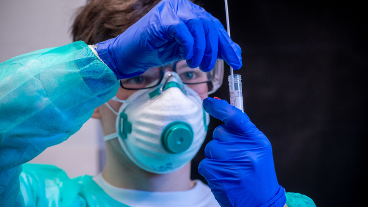 Не ждите тестов: Как отличить коронавирус от ОРВИ - врачам раздали памятку