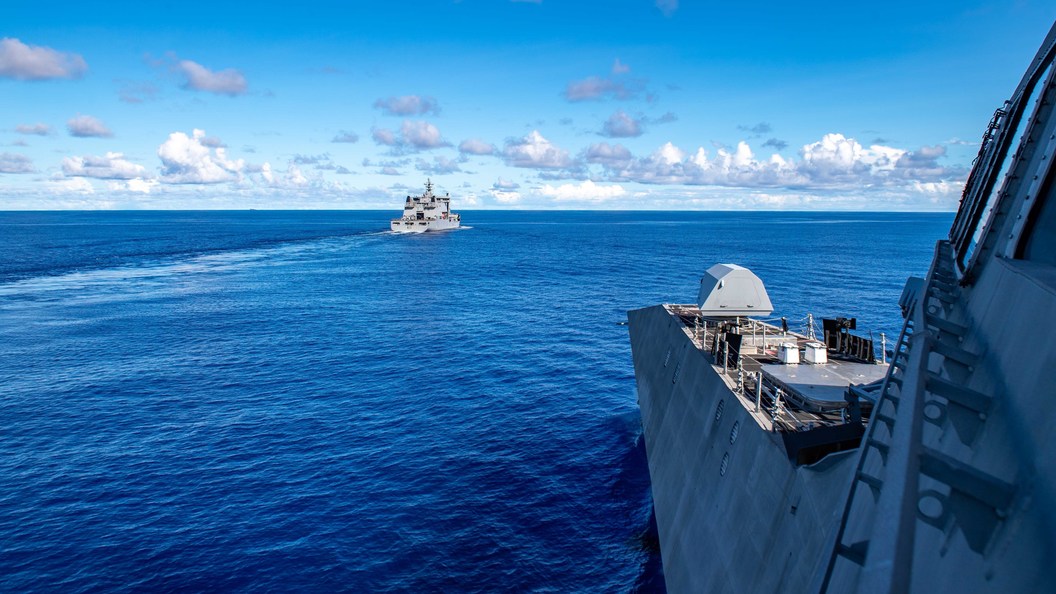 Мощная фара для эсминца. HMNZS Aotearoa.