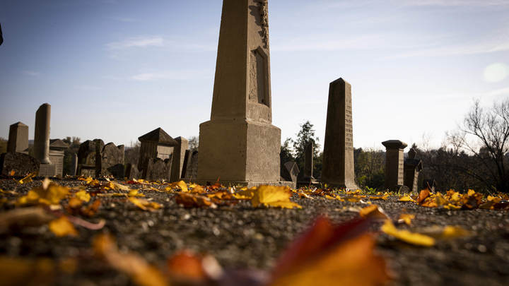 В Париже украинцы осквернили могилы на кладбище Пер-Лашез в поддержку Зеленского