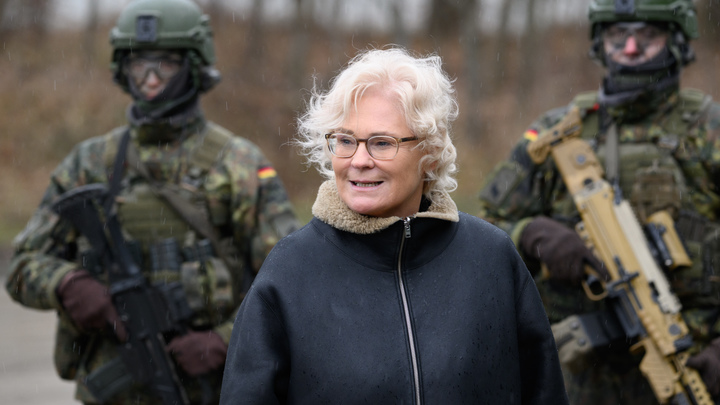 Шольц принял отставку главы Минобороны страны