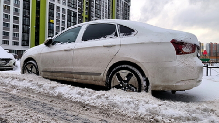 Автолюбители в Челябинске выцарапывали машины изо льда после аварии