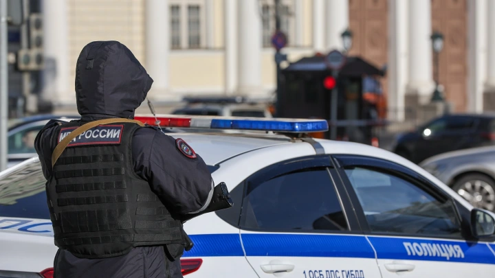 В Москве нарушитель ПДД ударил полицейского ножом