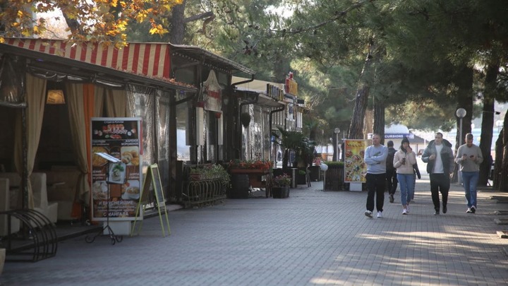 К сезону-2021 в Геленджике все кафе на набережной оформят в едином стиле