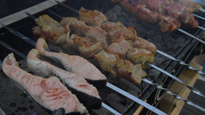 В Кстове житель многоэтажного дома установил на крыше шашлычную и бассейн