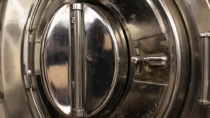 Узнала код и обокрала сейф: в Москве задержали сотрудницу стоматологии