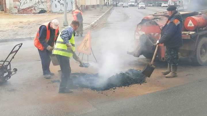 В Нижнем Новгороде начали ремонтировать ямы на дорогах