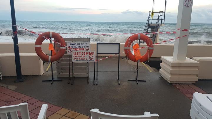 Пытался спасти ребенка, но погиб сам: Под Анапой на берег выбросило тело мужчины