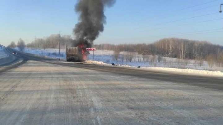 В Томской области в ДТП с грузовиком и скорой помощью погибли 4 человека