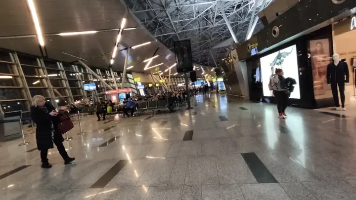 Внуково вернул пассажиров в терминал после ограничений из-за атаки БПЛА