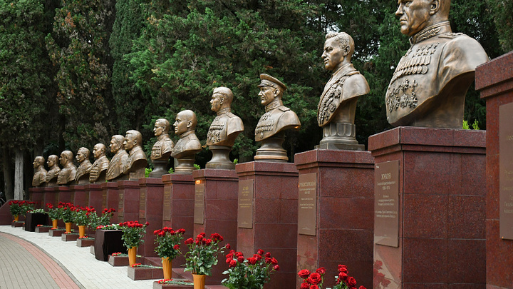 В Сочи на Аллее маршалов открыли ещё шесть бюстов военных деятелей