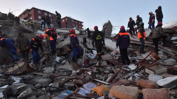 В Турции спасатели передали полиции найденные под завалами 2 миллиона долларов
