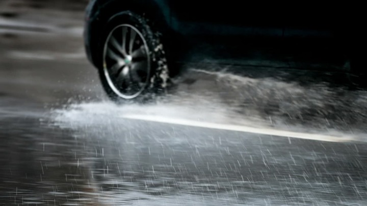 По улице Малышева в Екатеринбурге мчится бурный поток