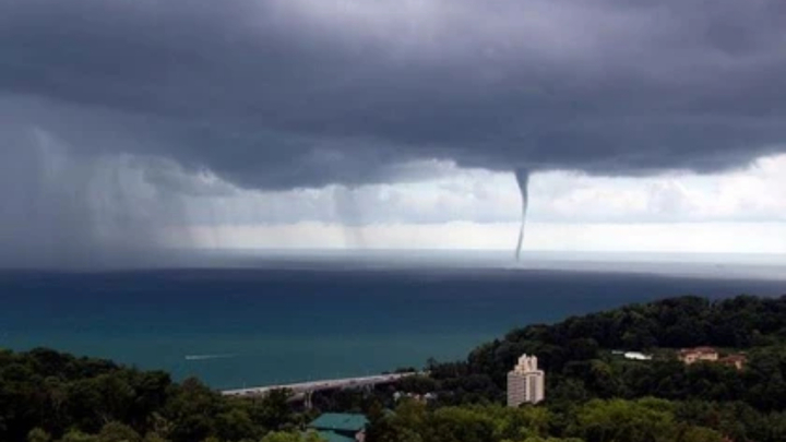 В Сочи ожидаются смерчи над морем