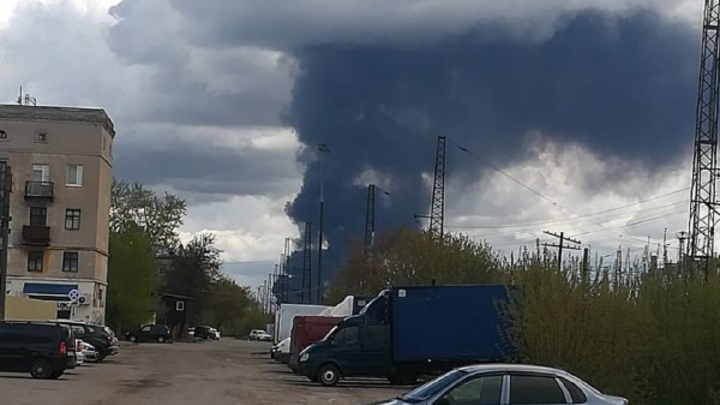 В Дзержинске полыхает цистерна с растворителем, есть угроза распространения огня