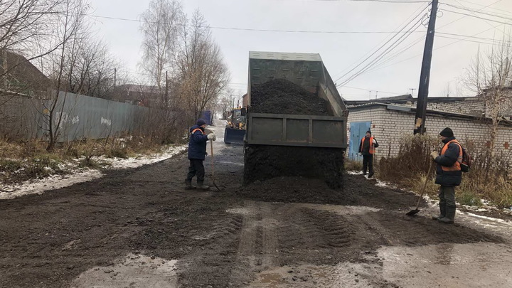 В Нижнем Новгороде аварийные участки улице Белякова засыпали асфальтной крошкой