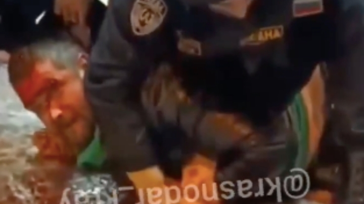 В Краснодаре охранники избили посетителя супермаркета за просьбу открыть вторую кассу