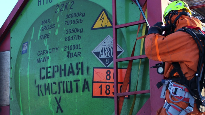 Опасно! В Челябинской области на железнодорожные пути из цистерны вытекла кислота