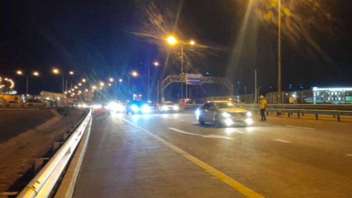 На Крымскому мосту после теракта запустили движение по одной полосе в сторону Керчи