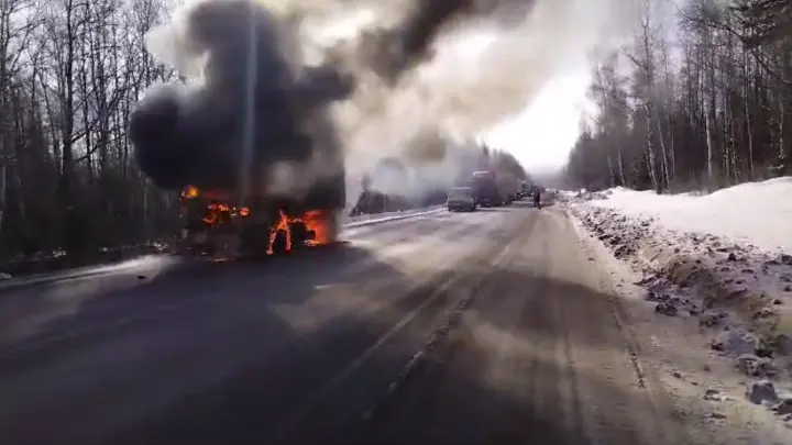 Грузовик вспыхнул на трассе М-5 Урал в Челябинской области
