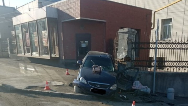 В Новосибирске женщина на Ладе врезалась в забор и погибла