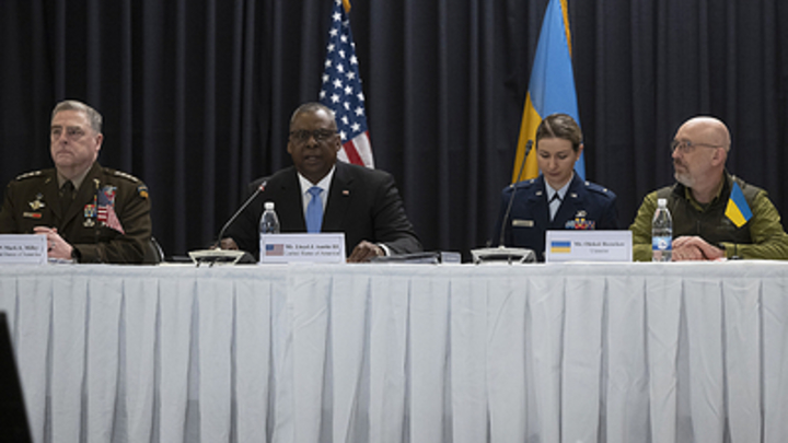 Найди на фото украинца: Заседание военных министров НАТО озадачило журналистку