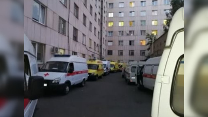 У больниц Челябинска стоят очереди из машин скорой помощи