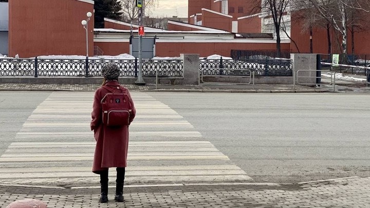 Запрещенный труд: в Челябинске зеки незаконно трудились на благоустройстве парка Алое поле