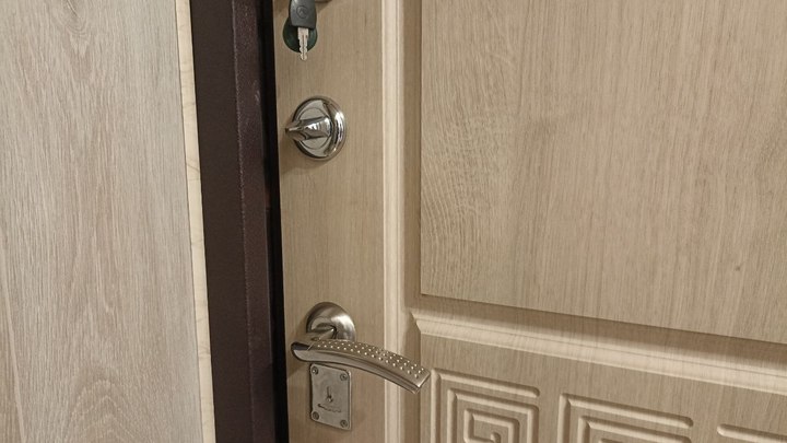 Двухлетних запертых в квартире близнецов пришлось выручать спасателям из Кемерова