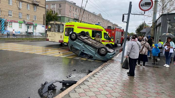 Вдребезги!: в Челябинске внедорожник ударом в бок перевернул Матиз на крышу