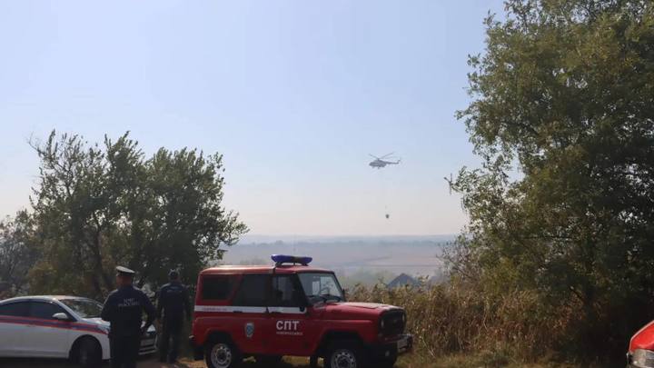 В Темрюкском районе площадь пожара выросла до 1,5 га, возгорание тушат с земли и воздуха