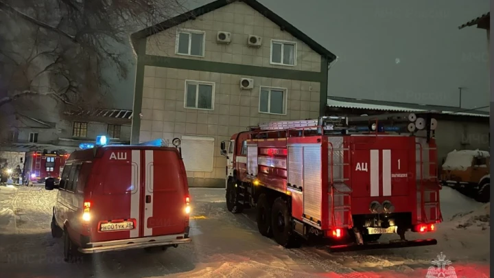 В Благовещенске ночью сгорел хостел: Погибло пятеро, людей вытаскивали прямо из пожара